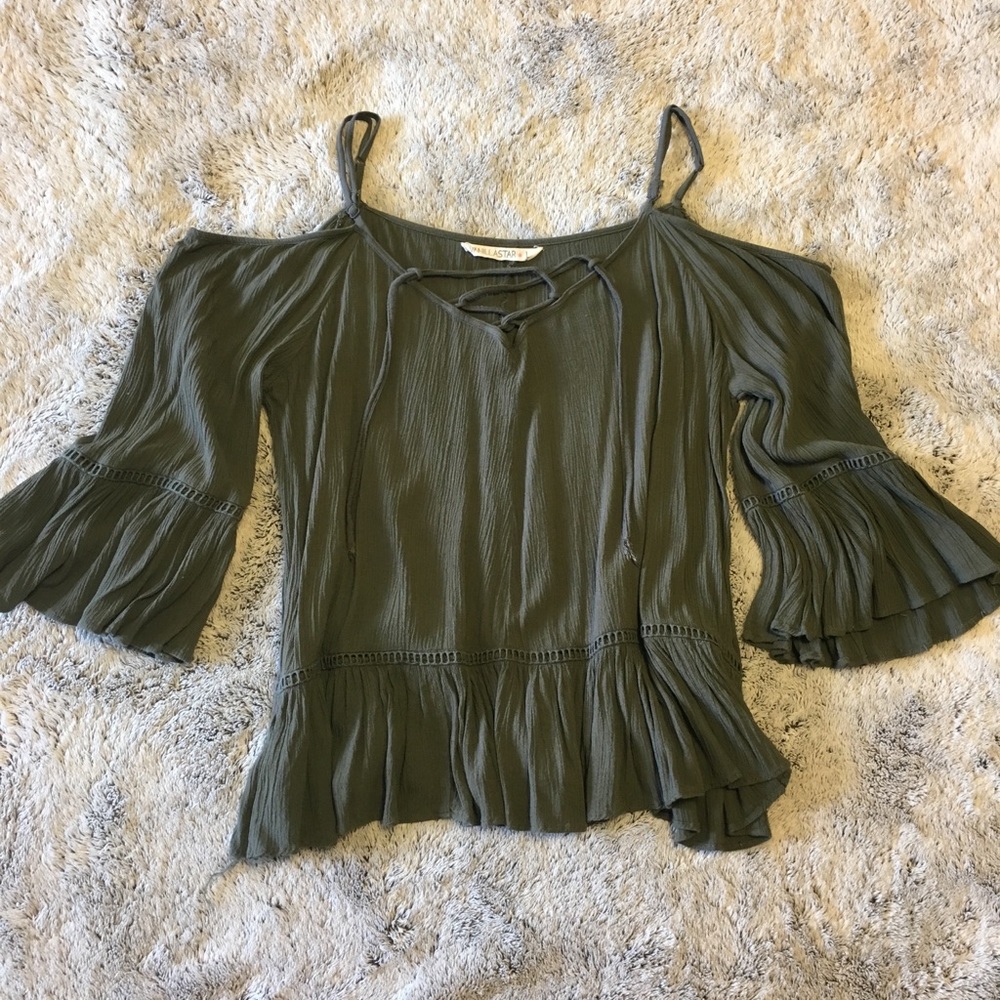 🌿 Cold shoulder lace up top